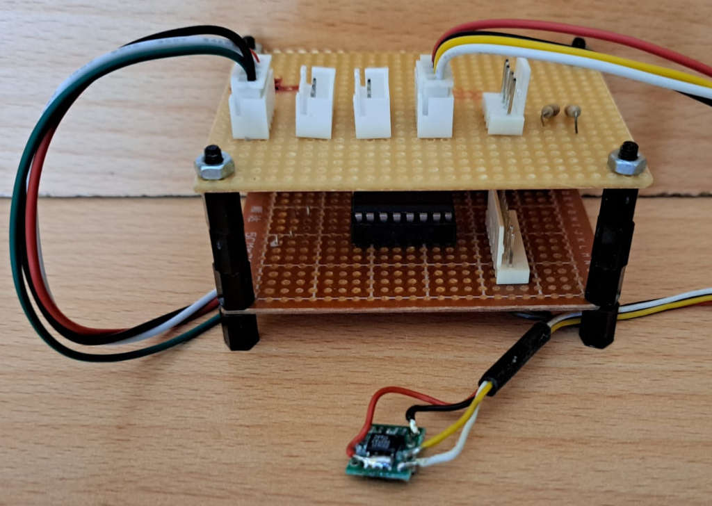 Aufbau auf einer Lochrasterplatine mit Thermometer DS1621 und I/O-Expander PCF8574 am I2C-Bus
