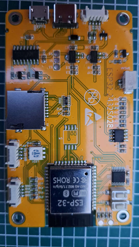 Nahaufnahme der ESP32-2432S028-Platine mit USB-, TF-Karten- und Anschlussbuchsen, darunter die I2C-Buchse CN1